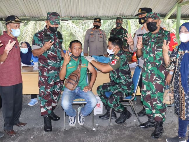 Photo bersama dengam warga yang lakukan Vaksin