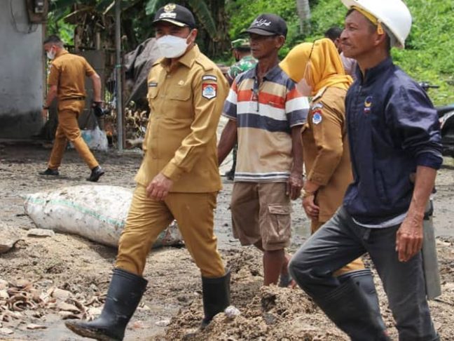 Bupati Sachrul Mamonto Tinjau Lokasi Banjir di Desa Motongkad Utara