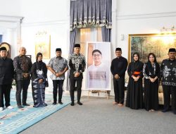 Takziah ke Rumah Ridwan Kamil, AHY Sampaikan Belasungkawa Untuk Eril