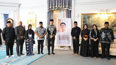 Takziah ke Rumah Ridwan Kamil, AHY Sampaikan Belasungkawa Untuk Eril
