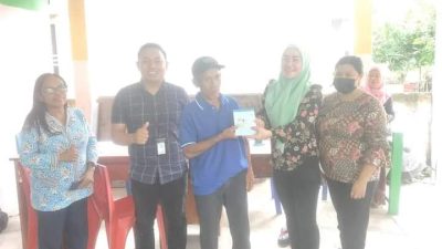 Mudahkan Transaksi Pupuk Bersubsidi, Pemdes Togid Serahkan Kartu Tani Untuk 47 Warga