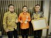 Sekab Buol Drs.Moh Sufrizal Yusuf (Tengah) menerima penganugerahan Award Desa Cinta Statistik dari Menpan RB