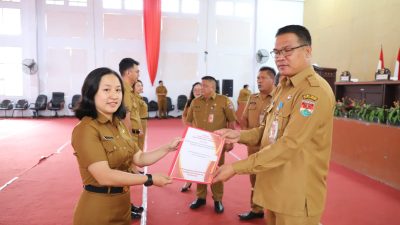 Sekda Mitra Serahkan SK 100 Persen Untuk 137 PNS Angkatan 2019