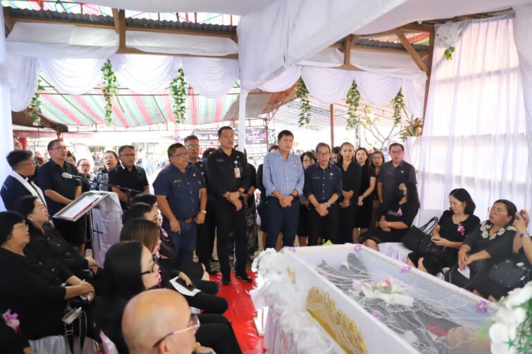 Wakili Bupati James Sumendap, Wabup Jesaya Legi Hadiri Pemakaman Almarhum Yoel Montolalu
