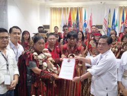 Gunakan Pakaian Kearifan Lokal Budaya Minahasa PDI-P Resmi Daftarkan Bacaleg ke KPU Mitra