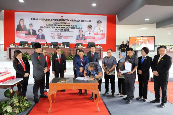 Wujudkan UHC di Moment HUT ke-16, Pemkab Mitra Tandatangani PKS Bersama BPJS Kesehatan