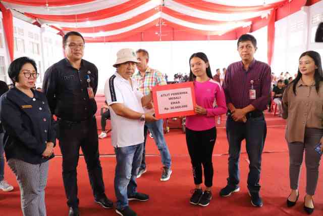 Bupati James Sumendap Salurkan Bonus Untuk Para Atlet dan Pelatih Porprov