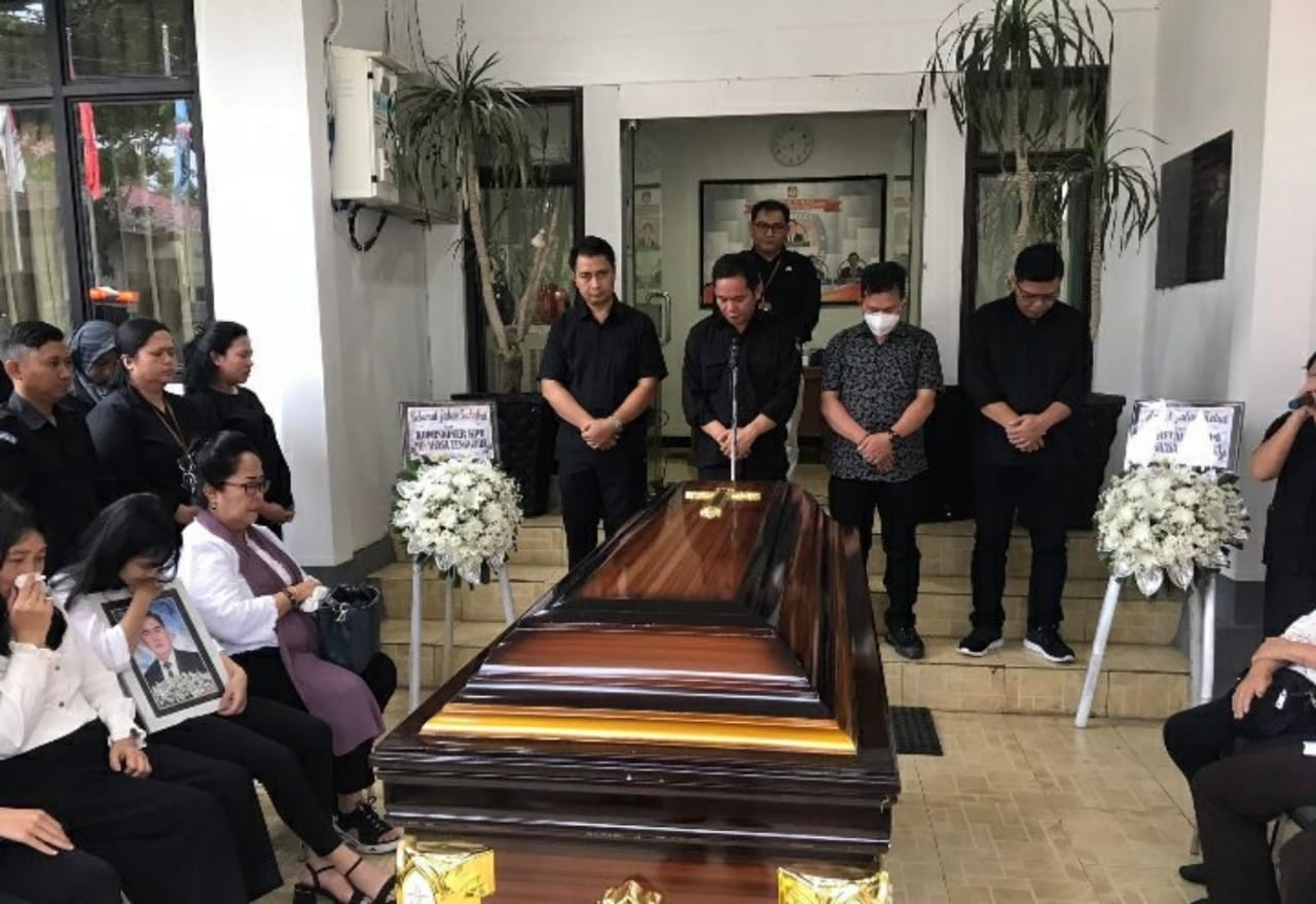 KPU Minahasa Tenggara Upacara Pelepasan Jenazah Ketua Wolter Dotulong