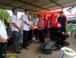 Pemkab Mitra Salurkan Bantuan Alat Gilingan Jagung Kepada 12 Kelompok Tani