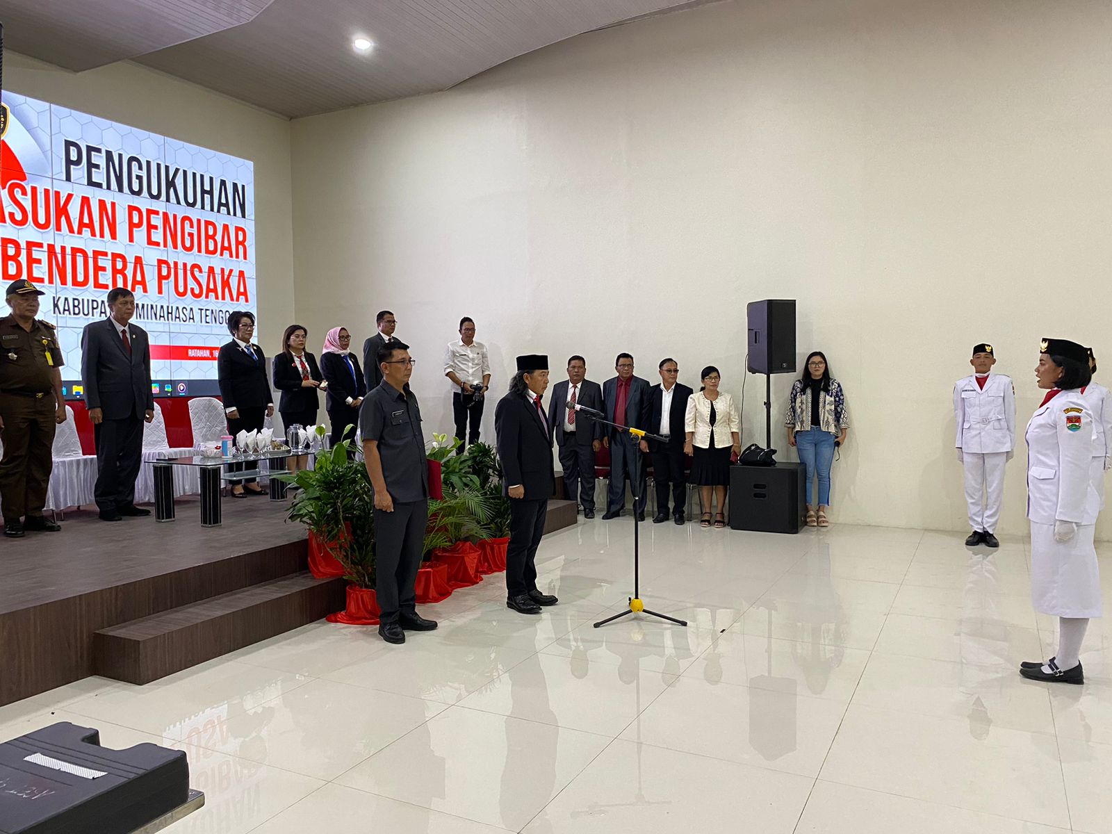 Bupati James Sumendap Kukuhkan 32 Anggota Paskibraka Mitra Tahun 2023