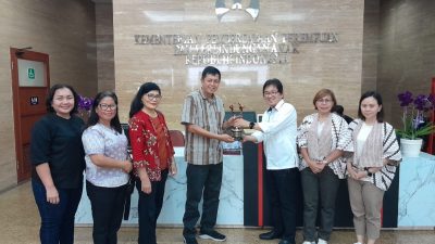 Wabup Jesaya Jocke Oscar Legi Terima Penghargaan dari Kementerian PPPA RI