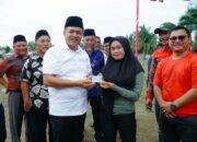 Secara Simbolis, Zahir Serahkan 174 Keping e-KTP Pemilih Pemula