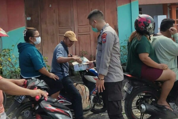 Tim Dokkes Polda Sulut Bagikan Masker di Lokasi Pengungsian Warga Terdampak Erupsi Gunung Ruang