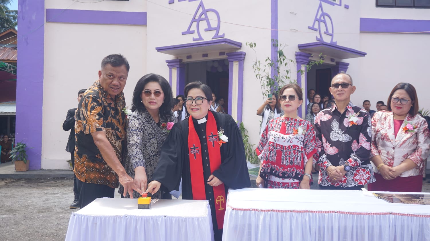 Gubernur Olly Dondokambey Hadiri Ibadah Syukur Pentahbisan Gedung Gereja GMIM Maranatha Toundanouw