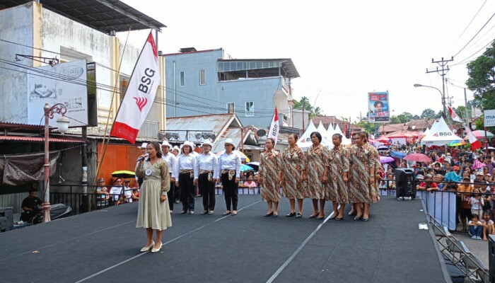 TP-PKK Kelurahan Tosuraya Tampil Memukau di Benlak Festival Lomba Dansa Polineis