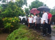 Bupati Mitra Tinjau Lokasi Banjir di Kecamatan Pusomaen, Ronald Sorongan Soroti Pagar Batu Ambruk di Sungai Makalu