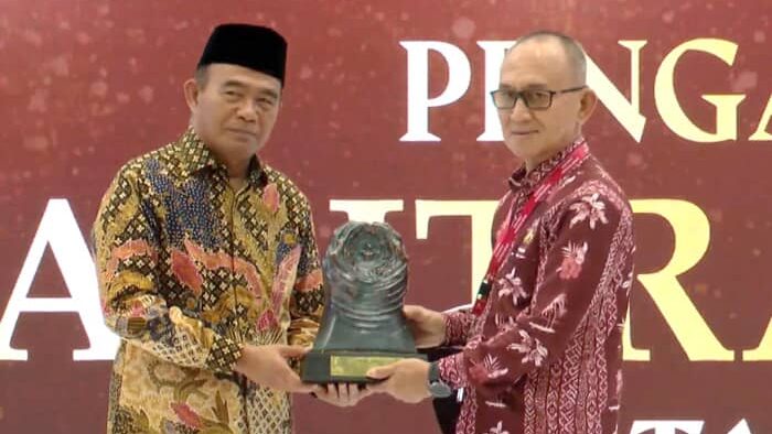 Pj Bupati Mitra Terima Penghargaan Bergengsi Paritrana Award 2024