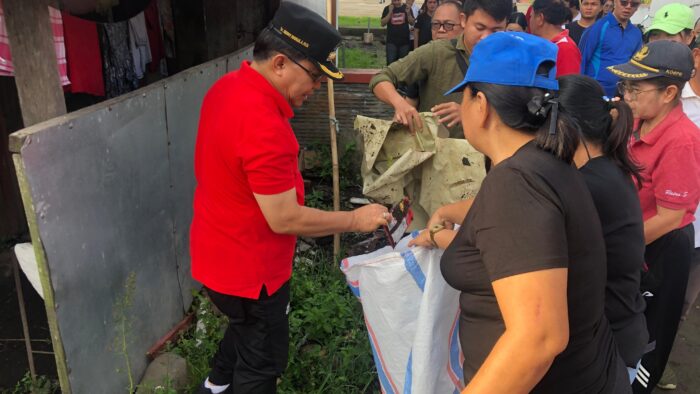 Pj Bupati Mitra Denny Mangala Pimpin Aksi Jumat Bersih di Kecamatan Tombatu