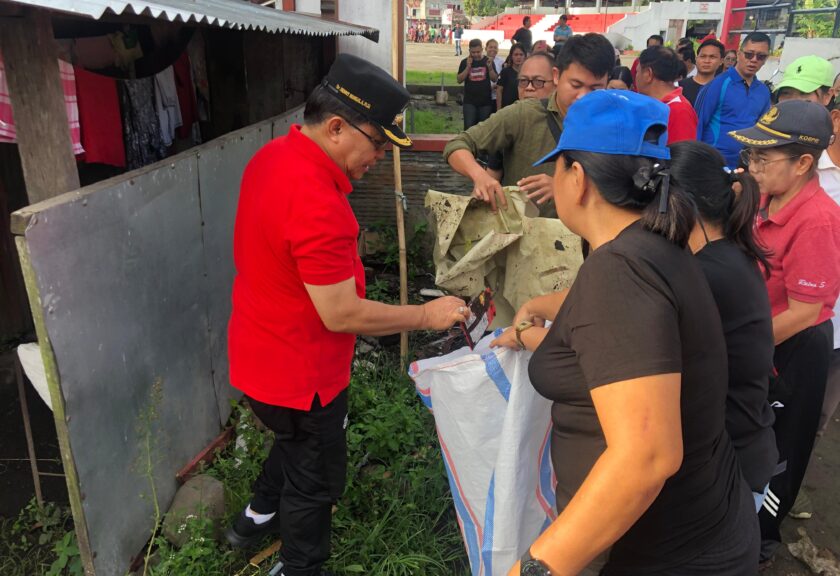 Pj Bupati Mitra Denny Mangala Pimpin Aksi Jumat Bersih di Kecamatan Tombatu