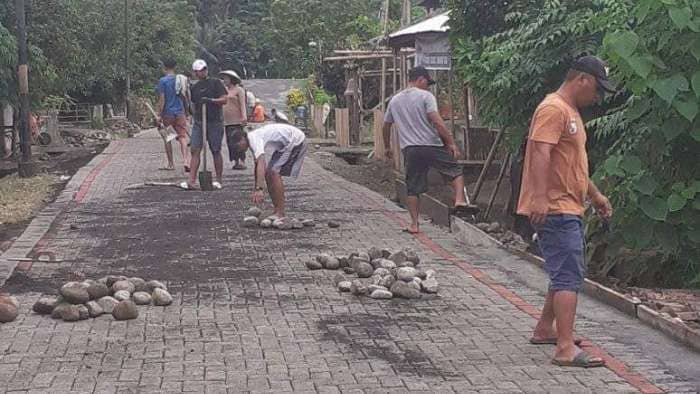 Pemerintah Desa Ongkaw Tiga Bangun Jalan Desa dengan Dana Desa 2024