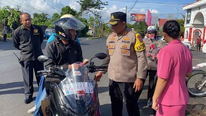 Kapolres Minsel Bagikan Bunga dan Cokelat dalam Operasi Keselamatan Samrat 2025