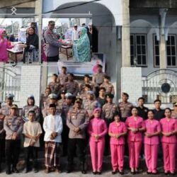 Kapolres Mitra dan Bhayangkari Tebar Berkah Ramadan, Bagikan Takjil ke Masyarakat