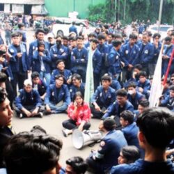 Ribuan Mahasiswa Trisakti Gelar Aksi Tolak RUU TNI di Depan Gedung DPR RI