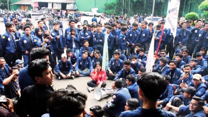 Ribuan Mahasiswa Trisakti Gelar Aksi Tolak RUU TNI di Depan Gedung DPR RI