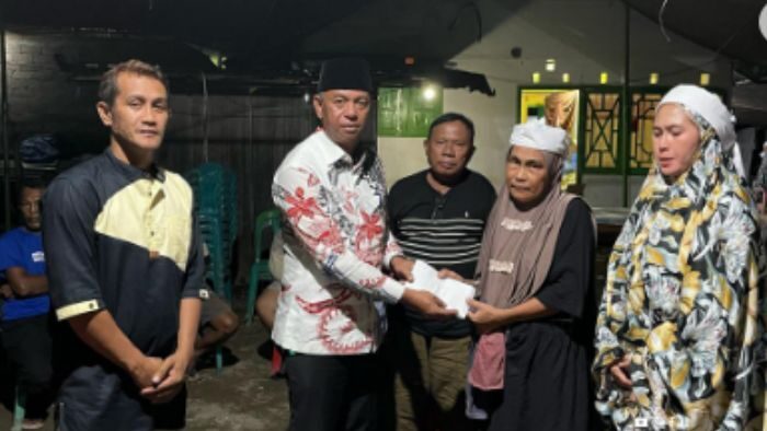Melayat ke Rumah Duka Warga Bulawan Induk, Bupati Oskar Manoppo Serahkan Santunan kepada Keluarga Almarhum