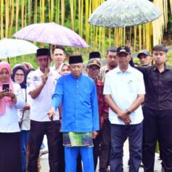 Bupati Oskar Manoppo Disambut Adat di Lebaran Ketupat Desa Bukaka