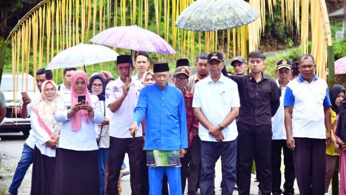 Bupati Oskar Manoppo Disambut Adat di Lebaran Ketupat Desa Bukaka
