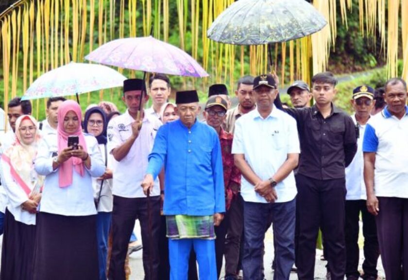 Bupati Oskar Manoppo Disambut Adat di Lebaran Ketupat Desa Bukaka