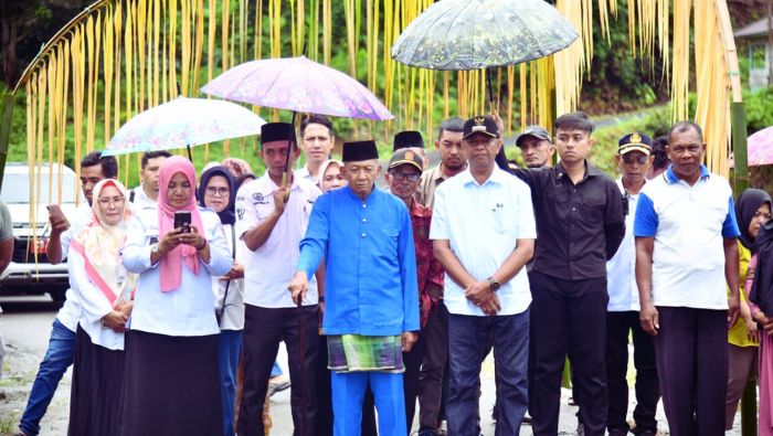 Bupati Oskar Manoppo Disambut Adat di Lebaran Ketupat Desa Bukaka