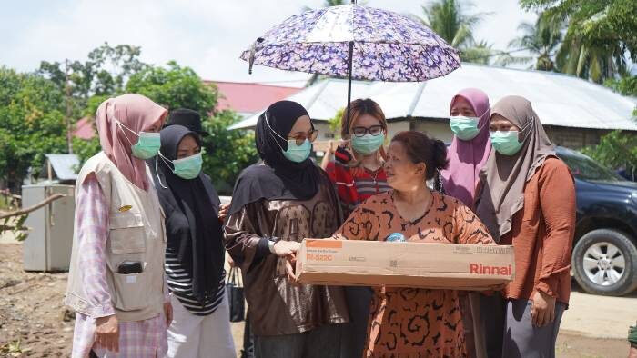 Ketua TP-PKK Boltim Salurkan Bantuan Kompor Untuk Warga Terdampak Banjir di Desa Togid