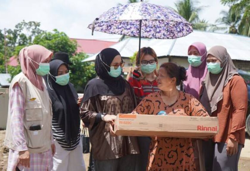 Ketua TP-PKK Boltim Salurkan Bantuan Kompor Untuk Warga Terdampak Banjir di Desa Togid