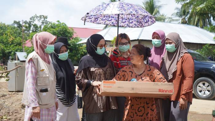 Ketua TP-PKK Boltim Salurkan Bantuan Kompor Untuk Warga Terdampak Banjir