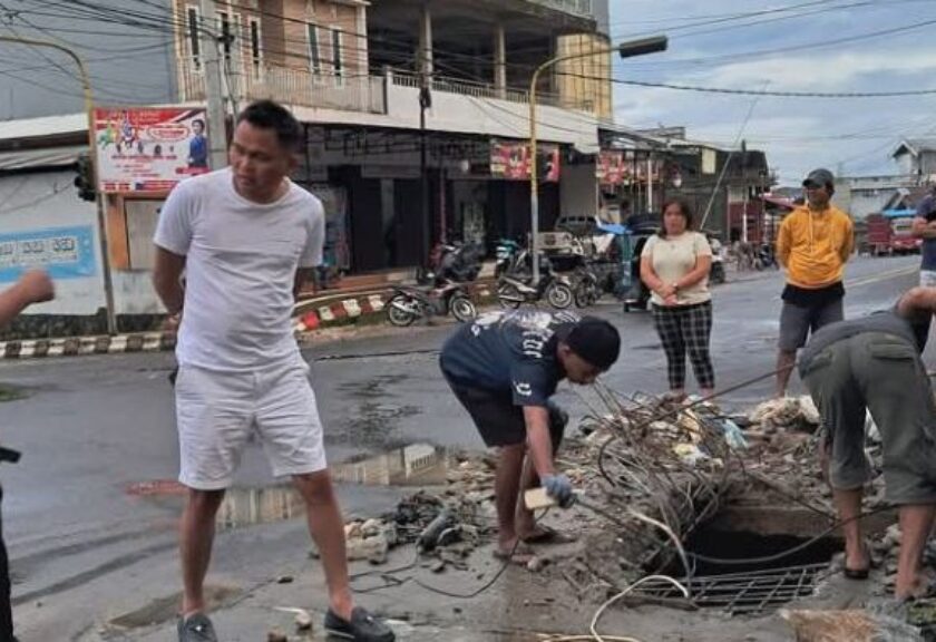 Bupati Ronald Kandoli Turun Langsung ke Lokasi Banjir Plaza Ratahan, Selokan Tersumbat Jadi Penyebab Utama