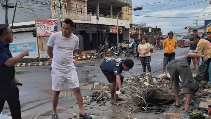 Ronald Kandoli Turun Langsung ke Lokasi Banjir Plaza Ratahan