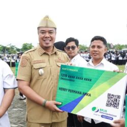 Wakil Bupati Batu Bara Serahkan Kartu BPJS Ketenagakerjaan Bagi Guru Non ASN