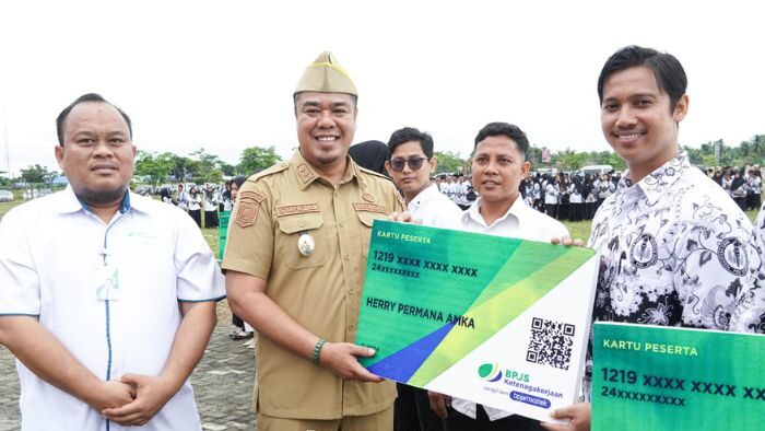 Penuhi Janji Politik, Wakil Bupati Batu Bara Serahkan Kartu BPJS Ketenagakerjaan Bagi Guru Non ASN