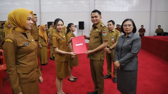 Bupati Ronald Kandoli Serahkan SK kepada 350 CPNS Mitra