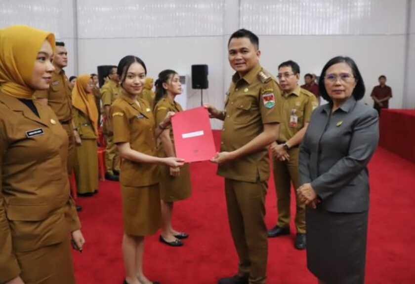 Bupati Ronald Kandoli Serahkan SK kepada 350 CPNS Mitra