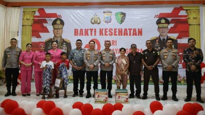Hari Bhayangkara ke-79, Polda Sulut Salurkan 620 Paket Bansos kepada Warga Minsel