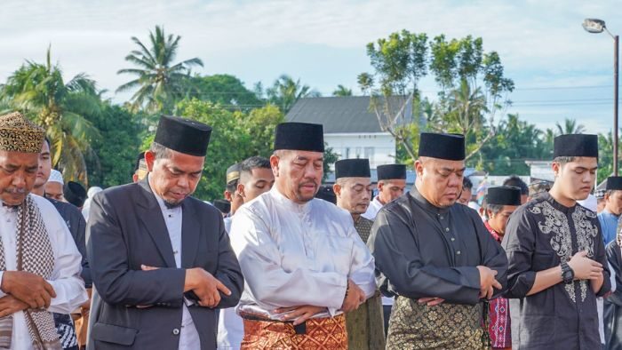 Kebersamaan di Hari Raya, Bupati Batu Bara Shalat Idul Adha Bersama Warga di Simpang Dolok