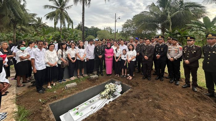 Polres Minahasa Tenggara Berduka, IPDA Ronald Hariawang Dilepas dengan Upacara Penuh Hormat