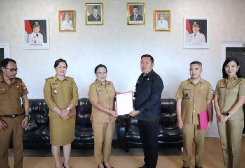 Fredy Tuda Serahkan SK Pj Hukum Tua di Kecamatan Silian Raya