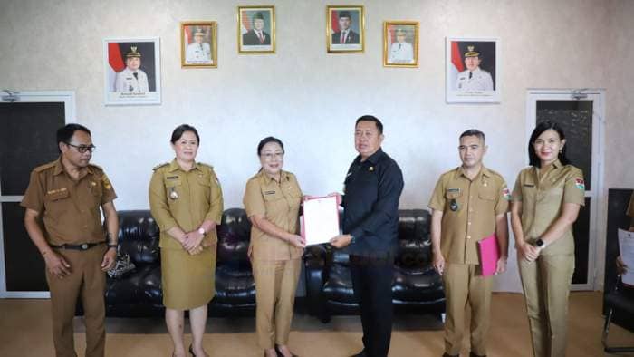 Fredy Tuda Serahkan SK Pj Hukum Tua di Kecamatan Silian Raya