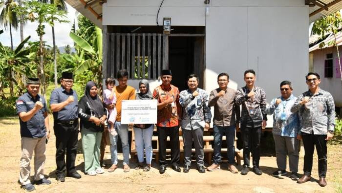 Bupati Boltim Dampingi PLN Nyalakan Listrik Gratis untuk Warga Tak Mampu