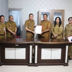 Bupati Ronald Kandoli Teken SK Dana Hibah KONI, Dorong Prestasi Olahraga di Minahasa Tenggara