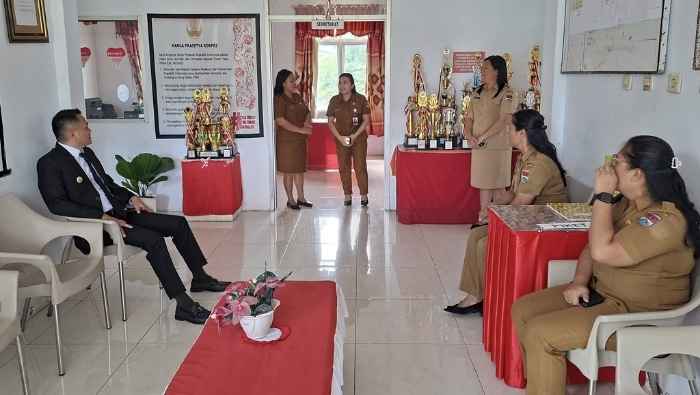 Bupati Ronald Kandoli Sidak Kantor Camat Pasan, Tegaskan Pelayanan Harus Tanpa Hambatan